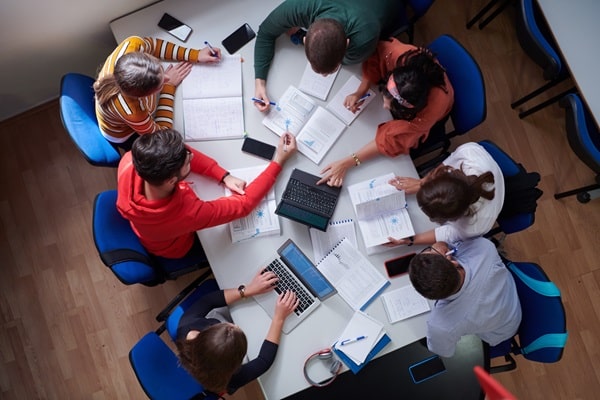 Reflexões críticas sobre o universo digital e uso responsável da tecnologia por estudantes