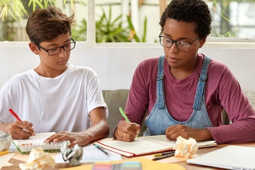 Pais de adolescente: quais os desafios e como apoiar os estudantes na fase do Ensino Médio?