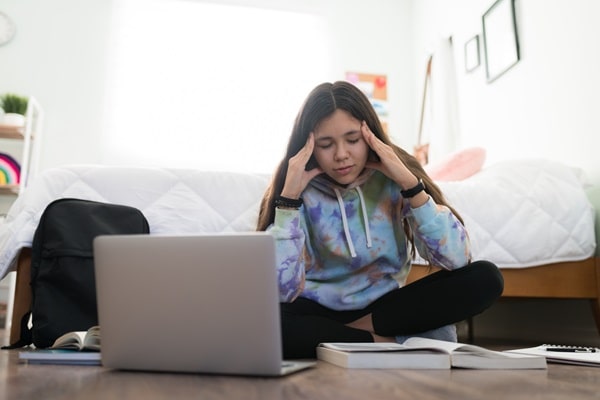 Adolescentes sobrecarregados, autoconhecimento para estudantes no Ensino Médio