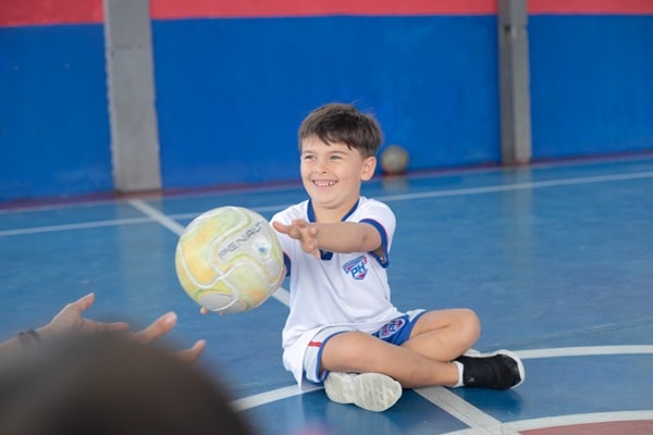 esporte na escola e benefícios das atividades extracurriculares