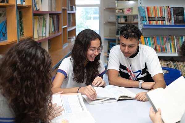 melhorar leitura e compreensão de textos, alunos em atividade de leitura